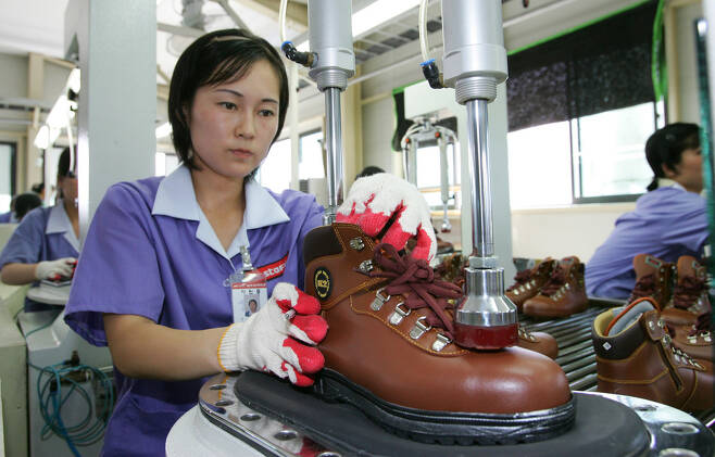 2007년 7월20일 개성공단에 있던 신발 생산 기업 삼덕통상의 공장에서 북쪽 노동자들이 일하고 있다. 개성/국회사진기자단