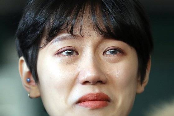 유튜버 양예원씨가 지난달 9일 오전 서울 마포구 서울서부지법에서 열린 촬영자 모집책 최모씨의 1심 선고공판을 방청한 뒤 법원을 나서며 눈물을 흘리고 있다. [뉴스1]