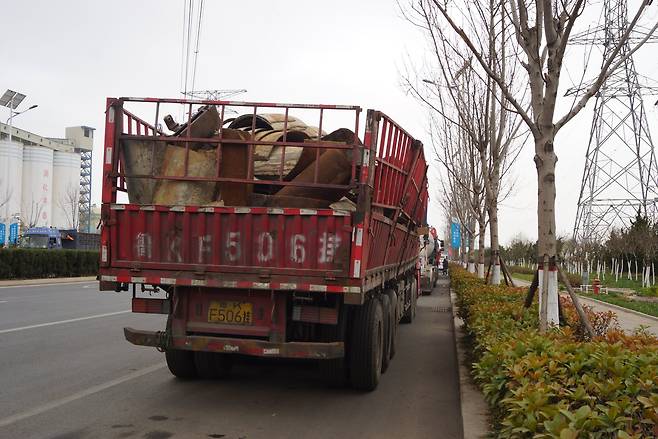 칭다오 외곽 칭다오 특수강 앞 도로에 주차하고 있는 트럭들. 철강 공장에서 사용할 고철을 싣고 있다. 칭다오=강찬수 기자