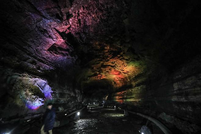 만장굴은 해방 직후 김녕초등학교 부종휴 교사와 학생들로 구성된 ‘꼬마탐험대’가 처음 발견했다. 이준헌 기자 ifwedont@kyunghyang.com