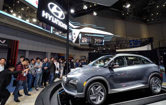 지난해 11월 6일 중국 상하이 국가회의전람센터에서 열린 '제1회 중국 국제 수입박람회' 현대차 부스를 찾은 관람객들이 수소전기차 넥쏘 절개차를 살펴보고 있다./사진=현대차 제공