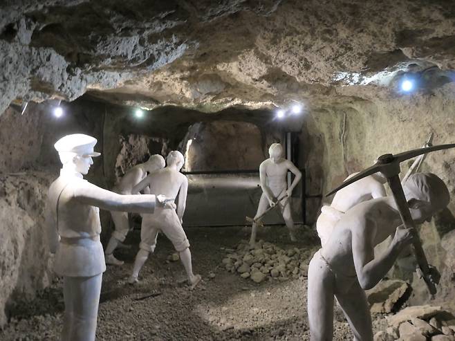 근대역사관 1관 건물 바로 뒤에는 일본이 파놓은 방공호가 있다