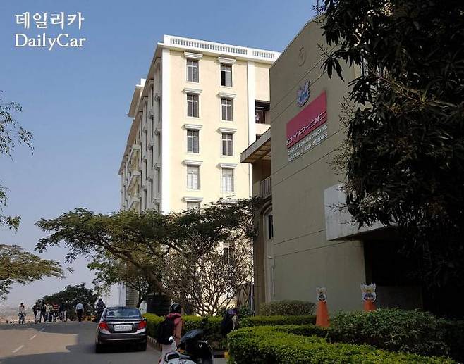 더욱 증설된 디자인 대학이 두 개의 건물에 자리잡았다 (아진키야대학교 Ajeenkya University; ADYPU)