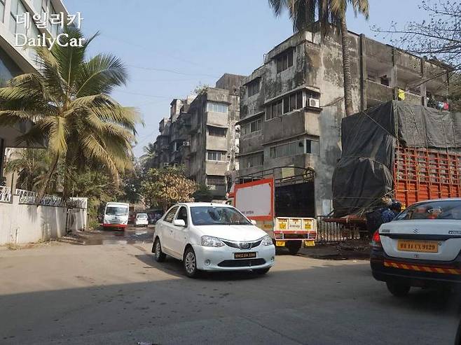 정돈되지 않은 모습의 뭄바이 시가지의 아파트