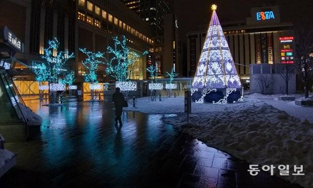 삿포로 화이트일루미네이션-겨울철 삿포로 역 앞에 설치된 인공조명.  김동주기자, zoo@donga.com