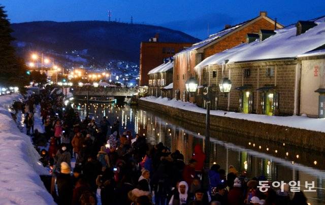 오타루운하(小樽運河)- 일몰직후  가스등이 켜진 운하 산책로를 걷는 인파.
