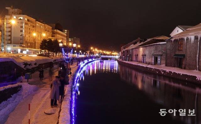 오타루운하(小樽運河)-가스등이 켜진 산책로와 지붕에 눈덥인 벽돌창고가 잘 어울린다. 김동주기자 zoo@dong