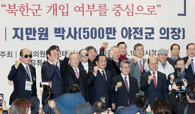 김진태 의원등이 주최한 5.18 진상규명 대국민공청회가 8일 오후 국회 의원회관에서 열려 발표자로 나선 지만원씨와 참석자들이 기념사진을 찍고 있다. 김경호 선임기자 jijae@hani.co.kr