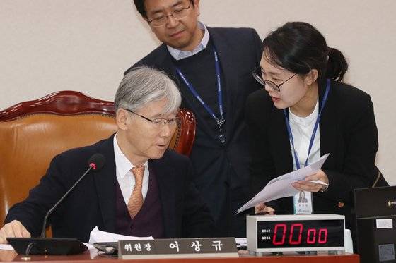 여상규 국회 법제사법위원장이 지난달 5일 국회 법제사법위원회 전체회의에서 법사위 소속 공무원과 대화를 나누고 있다. 법사위 법안 자문을 담당하는 전문위원(2급 이사관)은 입법고시 출신인 국회직 공무원과 사법고시 출신의 판·검사 출신으로 구성되며 현재 모두 남성이다. [뉴스1]
