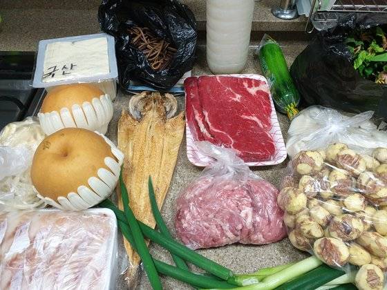 장 봐온 재료를 쭉 펼쳐놨다. 어디서부터 시작해야 할지 아득했다. 이병준 기자