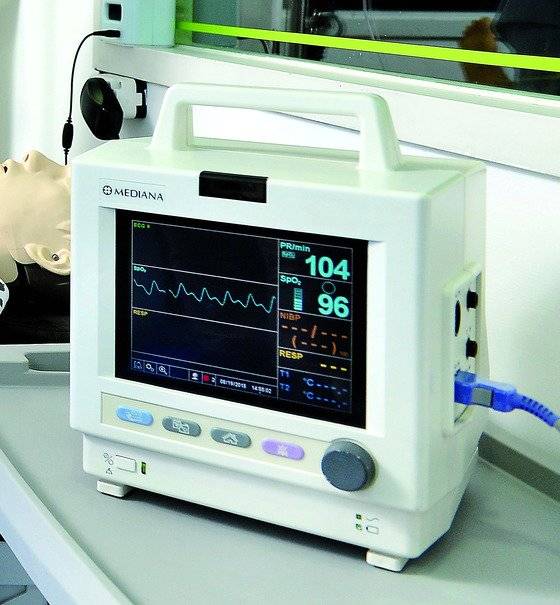 심장박동 상태 모니터. 한국은 심장박동이 멈추면 죽음으로 간주한다. 그러나 심정지 환자에게 '에크모' 라는 시술을 한 후 환자는 살 수 있었다. 때문에 심장이 멈췄다고 함부로 사망이라고 단정지을 수 없다. [중앙포토]