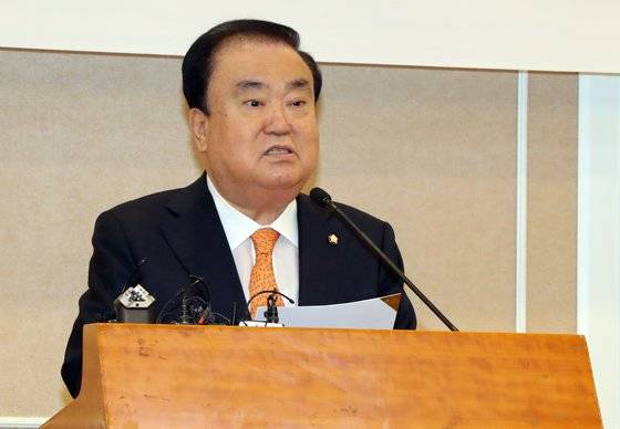 문희상 국회의장이 지난달 9일 국회에서 열린 정치개혁특별위원회 자문위원회 의견서 전달식에서 인사말을 하고 있다. [연합뉴스]