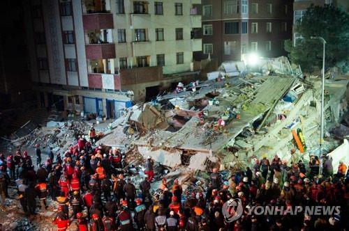 이스탄불 아파트 붕괴 현장 [AFP=연합뉴스]