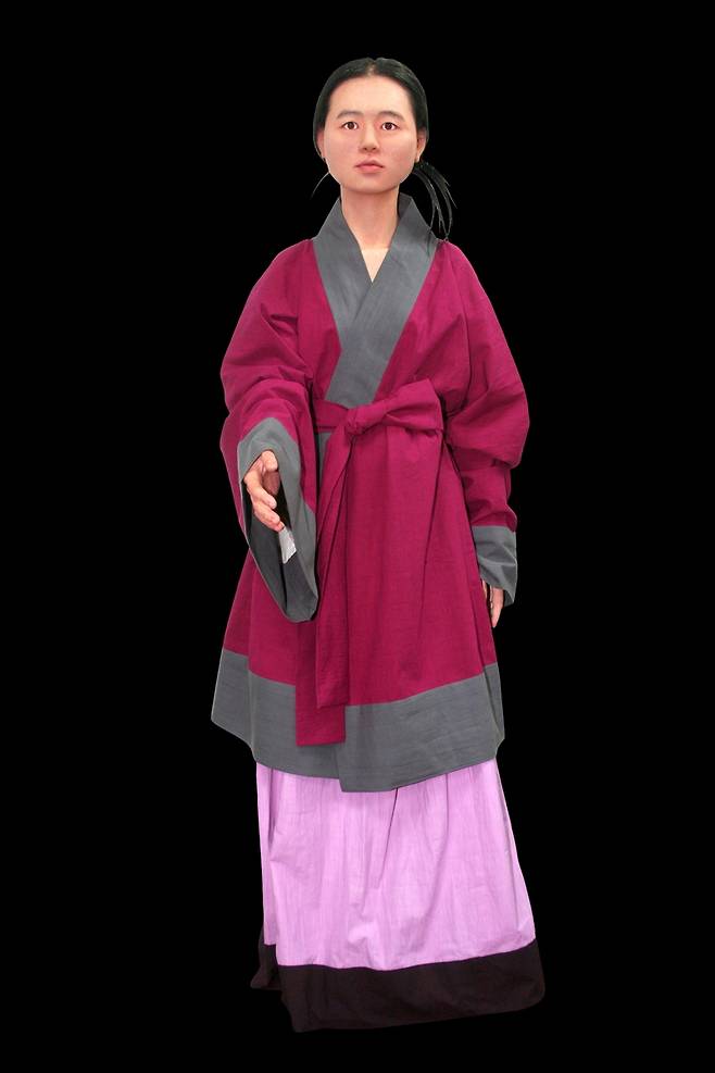 경남 창녕 지역의 가야시대 송현동 고분에서 나온 순장 소녀(송현이)를 복원한 모습. 성장판이 채 닫히지 않은 16살 전후의 송현이는 정강이뼈에 무릎 꿇은 자세의 흔적이 남아 있으나, 무덤에서는 금동 귀걸이를 한 상태였다. 사진 국립문화재연구소 제공