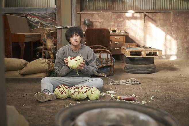 좀비에 B급 정서를 얹은 ‘기묘한 가족’