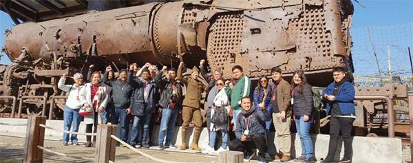 DMZ투어로 인기를 모으고 있는 인민군 복장의 가이드 투어. [사진제공 = 코스모진]