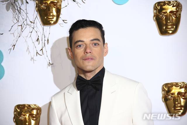 【런던=AP/뉴시스】10일(현지시간) 영국 런던 로열 앨버트 홀에서 열린 영국영화TV예술아카데미(BAFTA) 시상식에서 영화 '보헤미안 랩소디'로 남우주연상을 받은 이집트계 할리우드 배우 라미 말렉이 트로피를 들고 있다. 2019.02.11