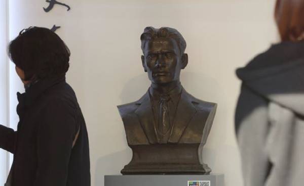 중국 상하이 루쉰공원(옛 훙커우공원) 내 정자 '매헌'엔 윤봉길 의사의 동상이 세워져 있다. 1932년 4월 29일 윤 의사가 일제를 향해 던진 건 '도시락 폭탄'이 아니라 '물통 폭탄'이었다. [사진 = 이승환 기자]