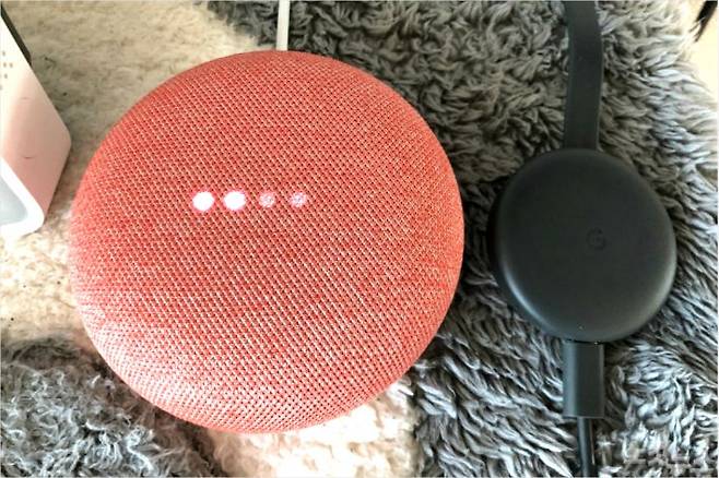 구글 홈 스피커를 이용해 크롬캐스트를 제어할 수 있다. 하지만 지원 가능한 앱이 제한적이다. 여전히 구글 홈 앱이 설치된 스마트폰이나 태블릿이 주력 컨트롤러다.