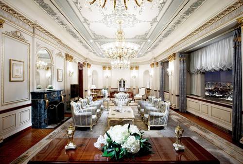 프랑스 베르사유 궁전의 분위기를 느낄 수 있도록 디자인된 서울신라호텔의 프레지덴셜 스위트 노스윙 거실.