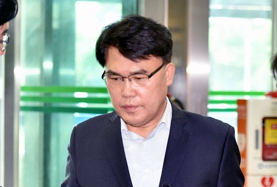 지난해 10월 영장실질심사를 받기 위해 대구지법으로 들어가는 이재만 전 한국당 최고위원. 뉴시스