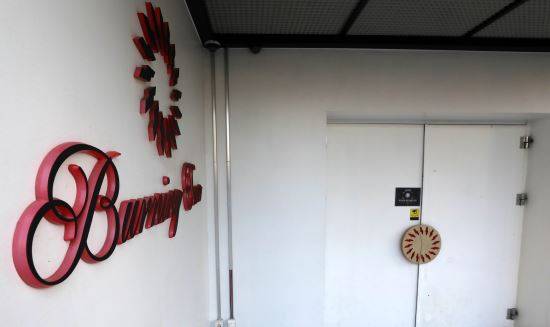 최근 클럽 내 폭행사건이 발생하면서 여러 의혹이 불거진 서울 강남구 클럽 '버닝썬'의 입구 문이 1일 오후 굳게 잠겨 있다. 뉴시스