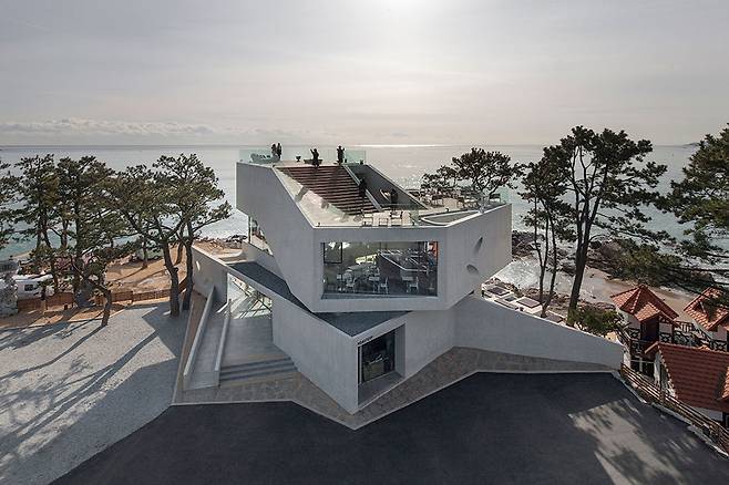 거대한 콘크리트 덩어리 두 개가 맞물린 모양이 마치 맷돌처럼 보이는 외관.