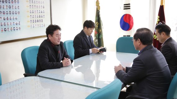김동규 의장(왼쪽) 12일 한국선진학교 방문. 사진제공=안산시의회