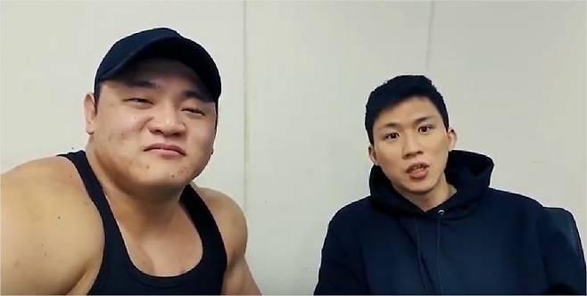 지난달 유튜브 채널 '박승현 TV'에 출연해 약물 부작용과 일부 트레이너의 '내추럴 코스프레'에 대해 이야기하고 있는 보디빌더 겸 피트니스 트레이너 김동현 씨(우). 좌측은 진행자인 박승현 씨. 사진=박승현 TV 화면 캡처
