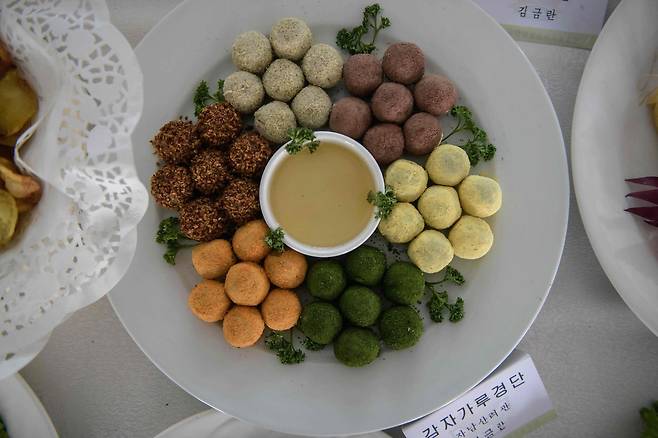 감자가루경단.경단은 찹쌀가루나 찰수수 따위의 가루를 반죽하여 밤톨만 한 크기로 동글동글하게 빚어 끓는 물에 삶아 낸 후 고물을 묻히거나 꿀이나 엿물을 바른 떡이다.[AFP=연합뉴스]
