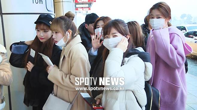 ▲ [스포티비뉴스=오찬우 PD] 15일 오전 아이즈원(장원영,조유리,최예나,안유진,야부키나코,권은비,강혜원,혼다히토미,김채원,김민주,이채연)이 해외 프로모션 일정 차 김포국제공항을 통해 일본으로 출국했다.