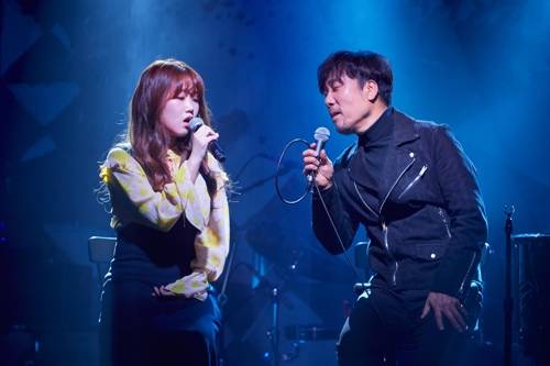 여고생 신인 김윤희와 듀엣한 이문세 [케이문에프엔디 제공]