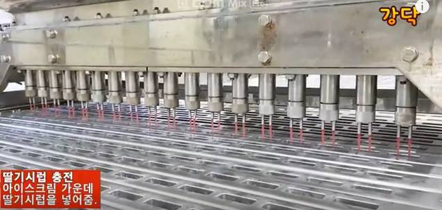 돼지바 아이스크림에 딸기 시럽 넣는 공정 과정.(사진=유튜브 ‘강신우의 닥치Go’ 캡처)