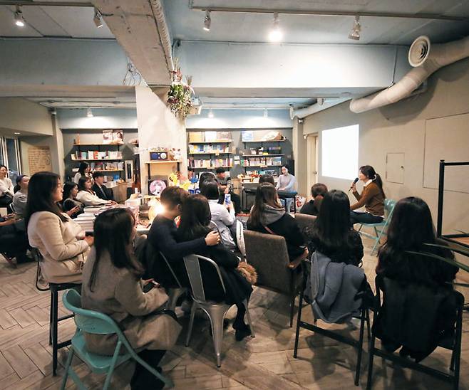 김소영 아나운서가 진행하는 '북콘서트'를 듣고 있는 롯데백화점 문화센터 학생들. / 롯데백화점
