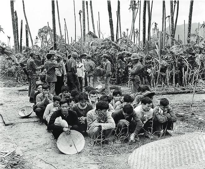 한국은 미국의 요청을 받아들여 1964년부터 1973년까지 총 31만명이 넘는 군인을 베트남전쟁에 파병했다. 1967년 1월9일 한국군의 맹호 8호 작전으로 포로가 된 베트콩. <대한민국 정부 기록사진집 7권>
