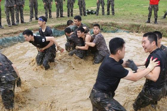 참호격투 훈련장에서 치열한 싸움을 벌이고 있다. [사진 17사단 제공]