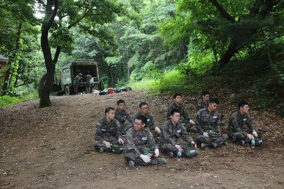 훈련장 곳곳에 의료진과 구급차가 대기하고 있다. [사진 17사단 제공]