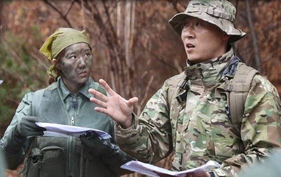 공군 생환교육대 허준 교관(오른쪽)이 훈련에 참가한 조종사들에게 생환 기술을 알려주고 있다. [사진 공군]