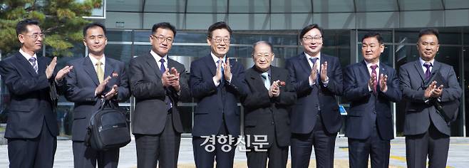 지난해 11월 16일 경기 고양시에서 열린 아태평화번영 국제회의에서 이재명 경기지사(왼쪽에서 네 번째)와 리종혁 북 아태평화부위원장(오른쪽에서 네 번째), 이화영 평화부지사(오른쪽에서 세 번째) 등 남북 참석자가 박수를 치고 있다. / 경기도 제공