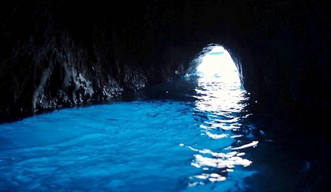 카프리섬 북서쪽 해안 절벽에 있는 푸른 동굴 사진=Wikipedia