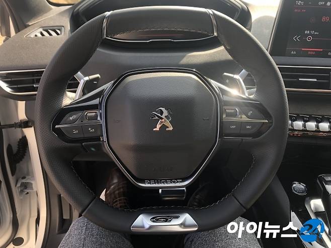 2019년형 푸조 5008 SUV 스티어링 휠. [한상연 기자]