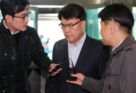 6·13 지방선거 대구시장 경선 과정에서 불법 여론조사에 관여하는 등 공직선거법 위반 혐의를 받는 이재만 전 자유한국당 대구 동구을 당협위원장(가운데)이 지난해 10월 12일 오후 구속 전 피의자 심문(영장실질심사)을 받기 위해 대구지방법원에 출석하고 있다. [뉴스1]