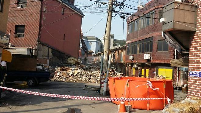 16일 재개발 조합 측 철거용역 업체가 인천 미추홀구 숭의동 옐로하우스 일대 상가와 성매매 업소를 철거하고 있다. [사진 옐로하우스 이주대책위원회]