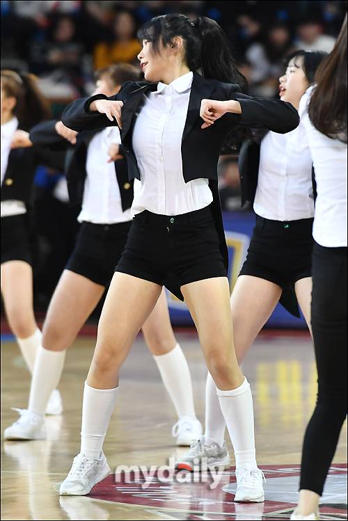 ▲ 치어리더 '파워 털기'