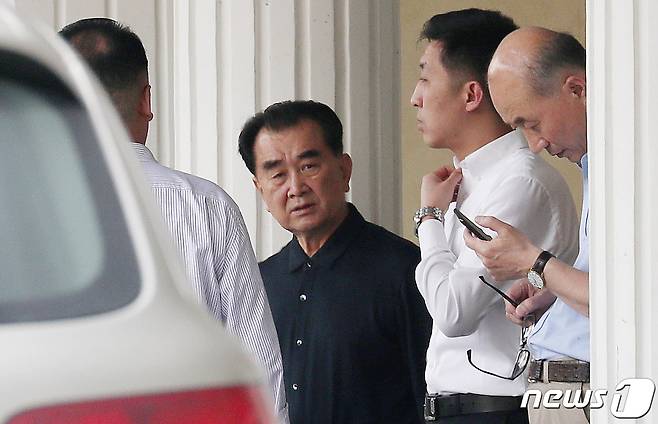 김창선 북한 국무위원회 부장이 18일 숙소인 베트남 하노이의 정부게스트하우스(영빈관)를 나서고 있다. 맨 오른쪽은 박철 조선아시아태평양평화위원회 부위원장. 2019.2.18/뉴스1 © News1 박세연 기자