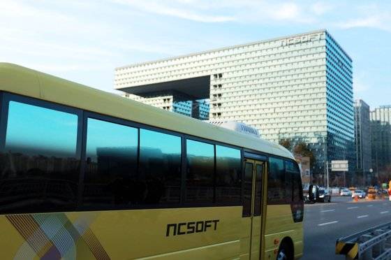엔씨소프트의 ‘업무용 셔틀버스’. 본사인 ‘판교R&D센터’를 비롯해 판교 테크노밸리 내 총 4곳의 근무지를 매 15분 간격으로 오간다. 정면에 보이는 건물이 엔씨소프트의 '판교 R&D센터'다. [사진 엔씨소프트]