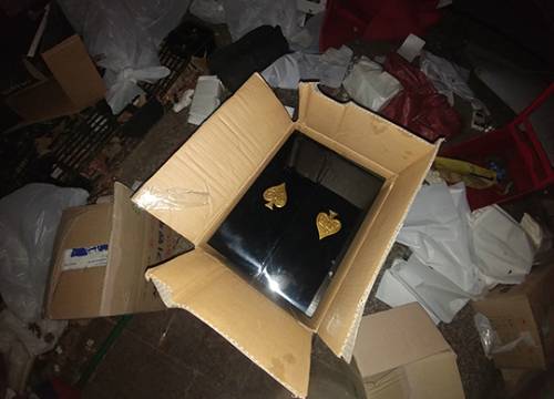 지난 17일 오후 10시쯤 서울 강남구 역삼동 소재 클럽 '버닝썬'의 모습. 영업 당시 사용된 듯한 각종 도구들과 샴페인 등이 쓰레기처럼 어지럽게 나뒹굴고 있다.