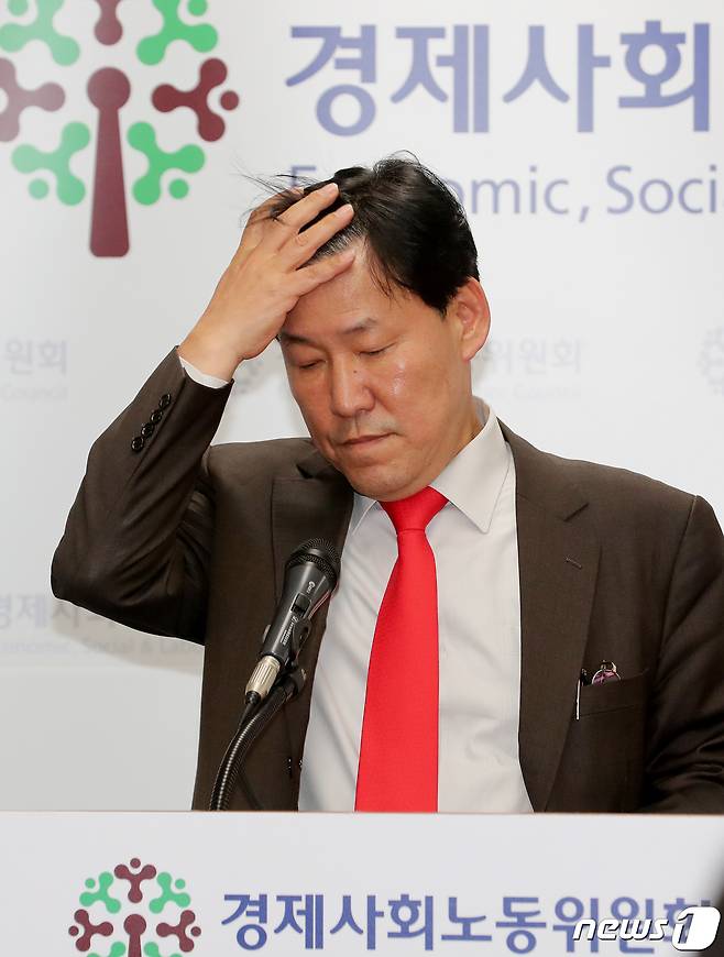 이철수 경제사회노동위원회 노동시간제도개선위원장이 19일 오전 서울 종로구 경제사회노동위원회에서 '제8차 노동시간제도개선위원회 전체회의'와 관련한 브리핑을 하고 있다. 경제사회노동위원회는 지난 18일 오후 3시55분부터 전체회의를 열고 10시간가량 탄력근로제 단위 기간 확대를 논의했지만 합의에 이르지 못해 하루 더 논의를 이어가기로 했다고 밝혔다. 2019.2.19/뉴스1 © News1 이재명 기자