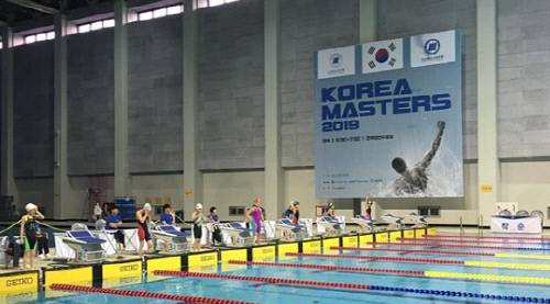 ‘코리아 마스터즈 2019’ 초등부 여자 배영 50m 경기를 앞두고 선수들이 입수 준비하고 있다. 출처 | 코리아 마스터즈 인스타그램