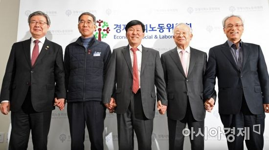 19일 서울 경사노위 브리핑실에서 탄력근무 관련 합의문이 발표된 후 대표장들이 기념촬영을 하고 있다. 왼쪽부터 이재갑 고용노동부장관, 김주영 한국노총 위원장, 손경식 한국경총회장, 이철수 경사노위 노동시간제도개선위원장, 문성현 경사노위 위원장./강진형 기자aymsdream@